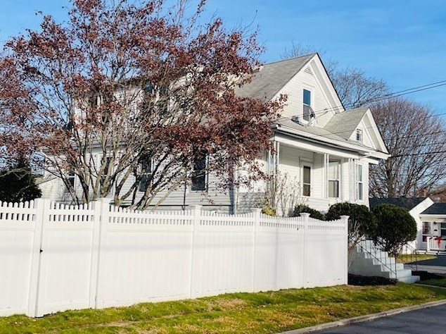 33 Rhode Island St, Cranston RI  02920-5015 exterior