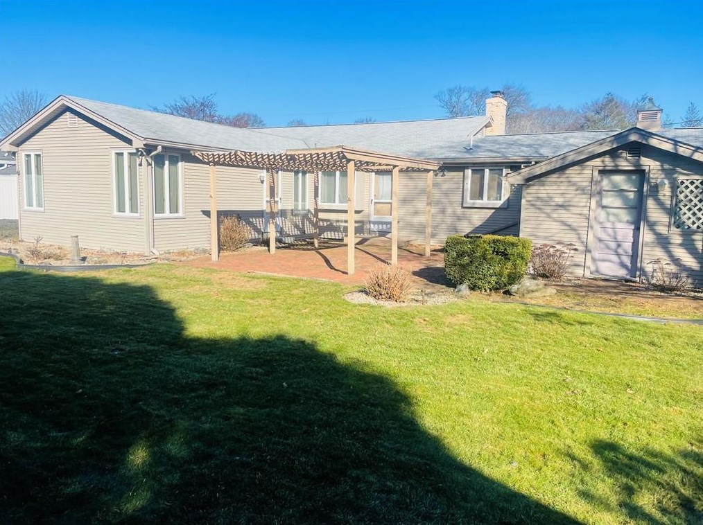 12 Hibiscus Dr, Cranston, RI 02920-3108