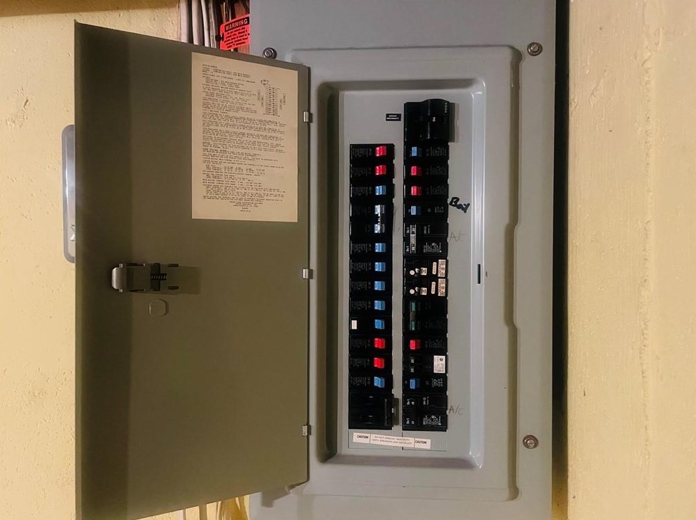 12 Hibiscus Dr, Cranston RI  02920-3108 exterior