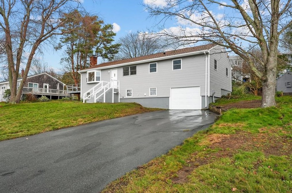 19 Pocahontas Dr, Middletown, RI 02842