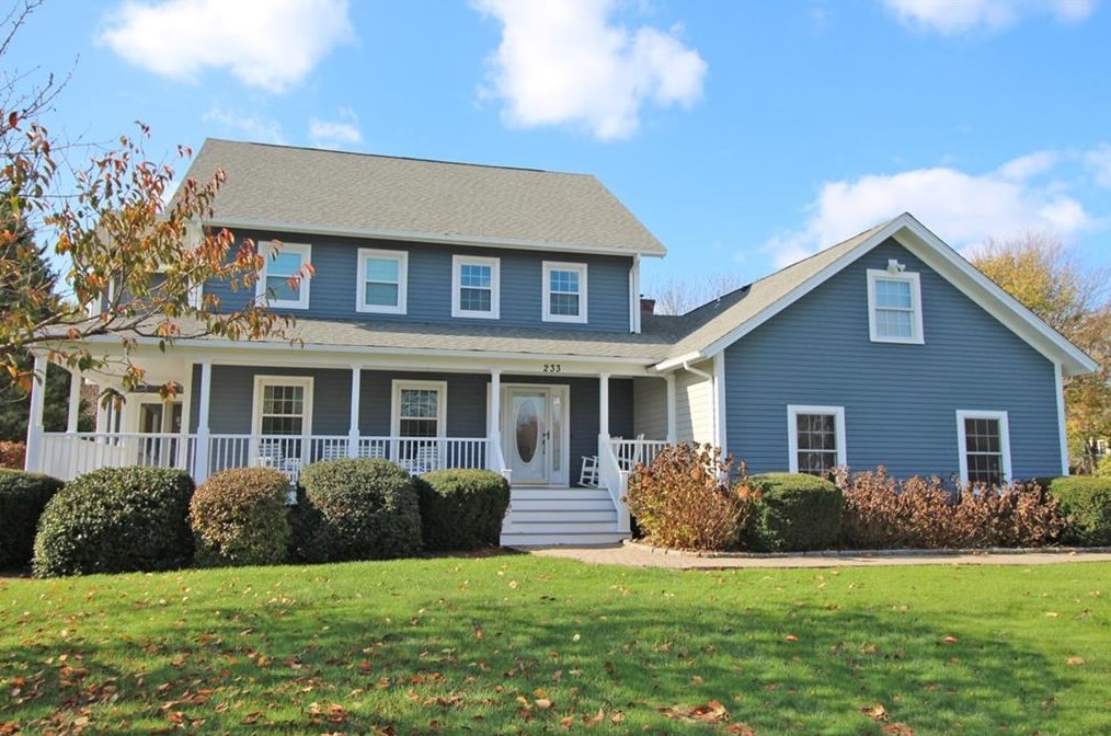 233 Meadow Ln, Middletown, RI 02842