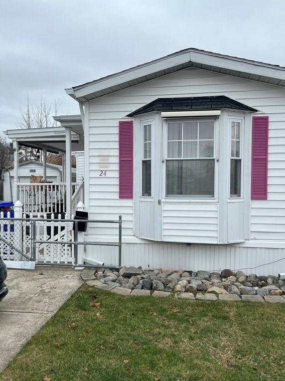 24 Lowell Ave, Pawtucket, RI 02861-4307
