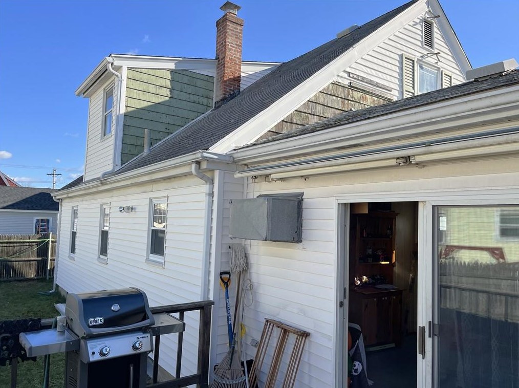 29 Tucker St, Central Falls, RI 02863-1213
