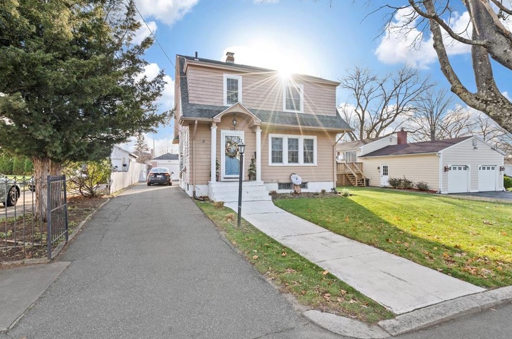 124 Oakland Ave, Cranston, RI 02910