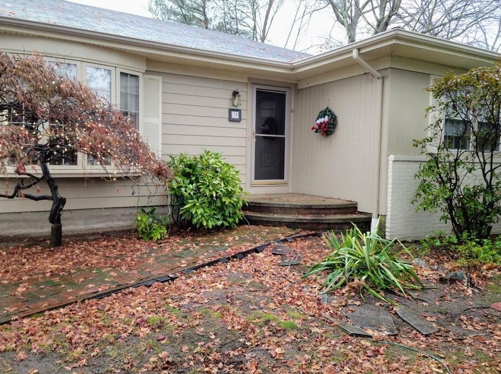 74 Bel Air Rd, Cranston, RI 02920-3622