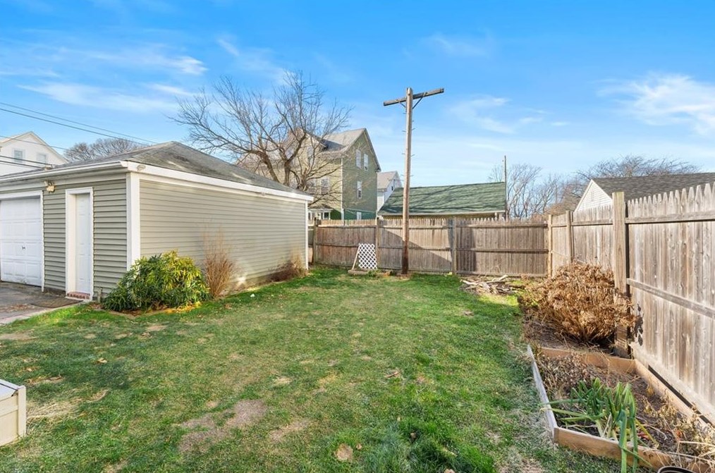 347 Metacom Ave, Warren, RI 02885