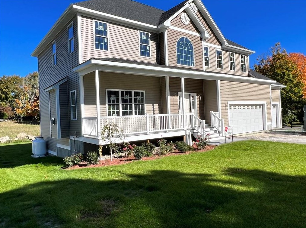 10 Getchell St, North Smithfield, RI 02896-7004