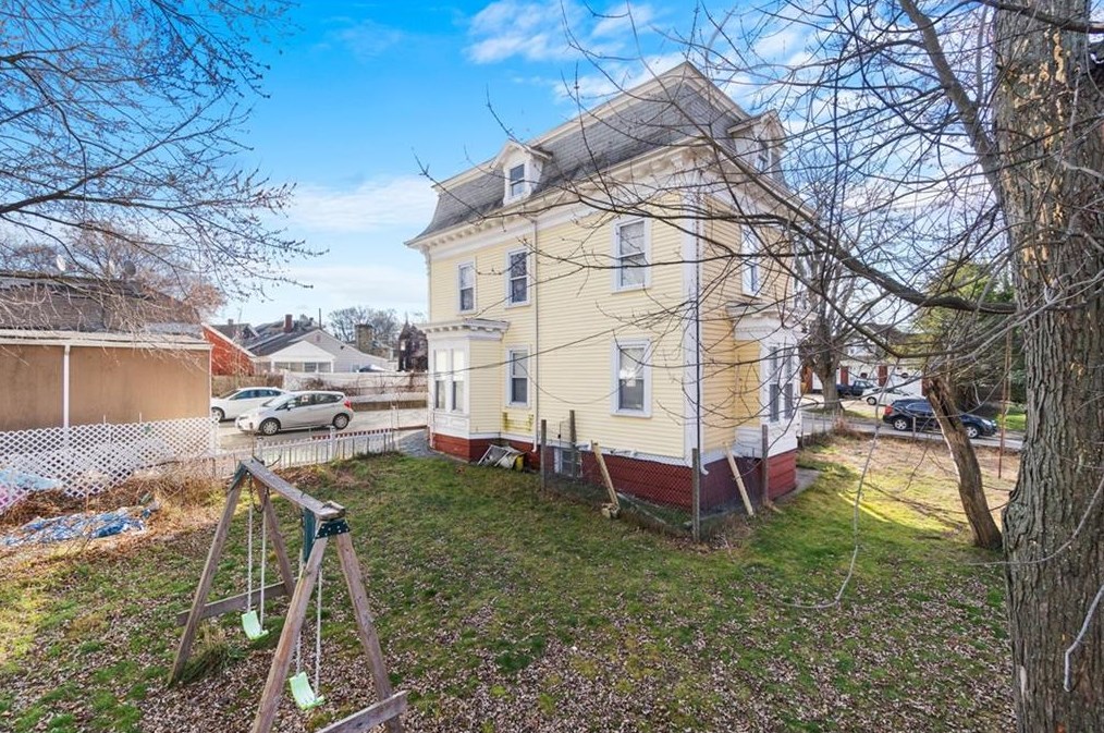 8 Stuart St, Pawtucket, RI 02860-3614