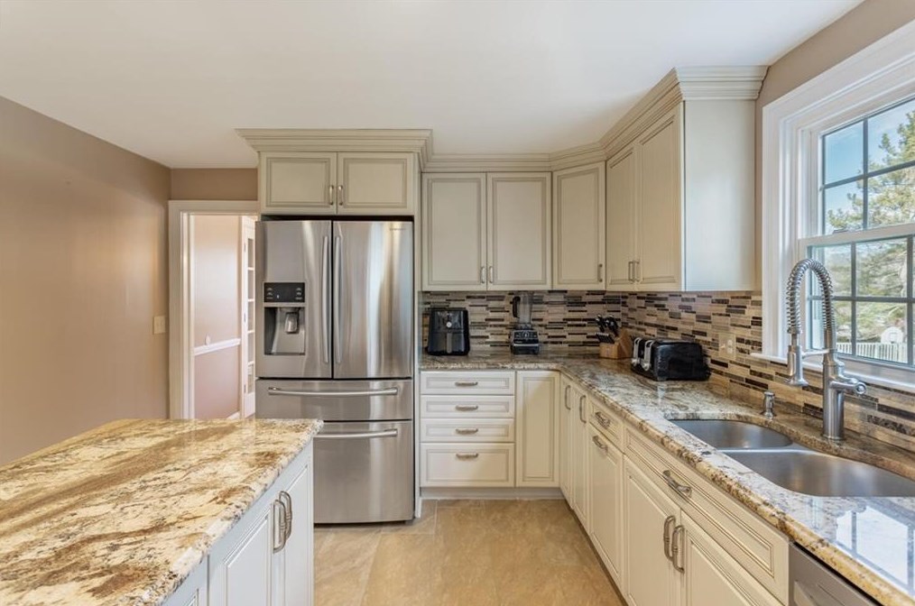 17 Pine Grove Ave, Lincoln, RI 02865