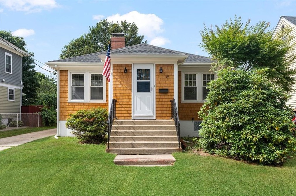 19 Pennacook St, Middletown, RI 02840
