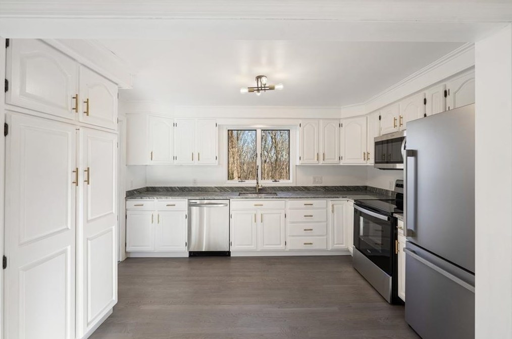 223 Farnum Pike, Smithfield, RI 02917