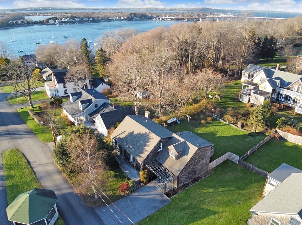 72 Middle Ave, Tiverton, RI 02878