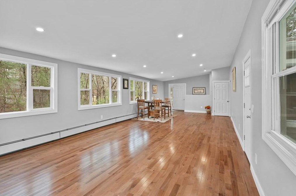 9 Stuart Dr, Coventry, RI 02816