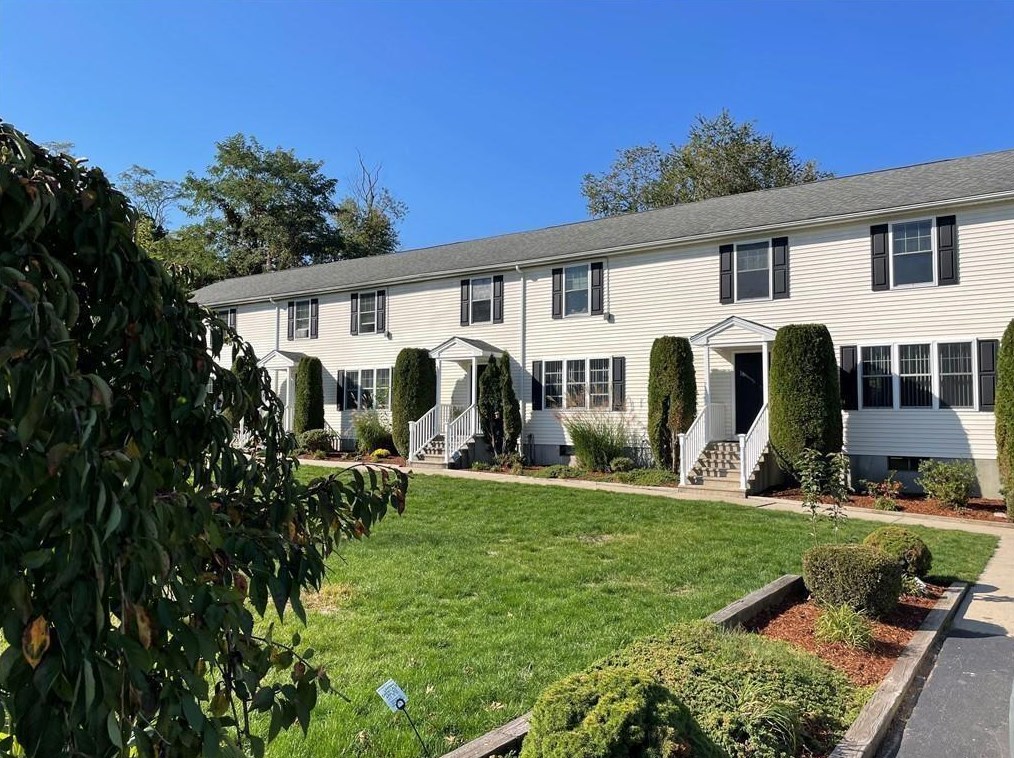 5 Legris Commons Ln, West Warwick, RI 02893 exterior