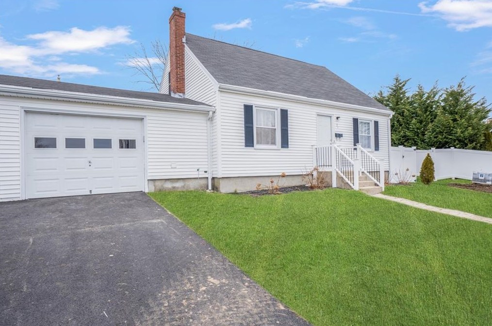 2 Village Ln #1, Middletown, RI 02842
