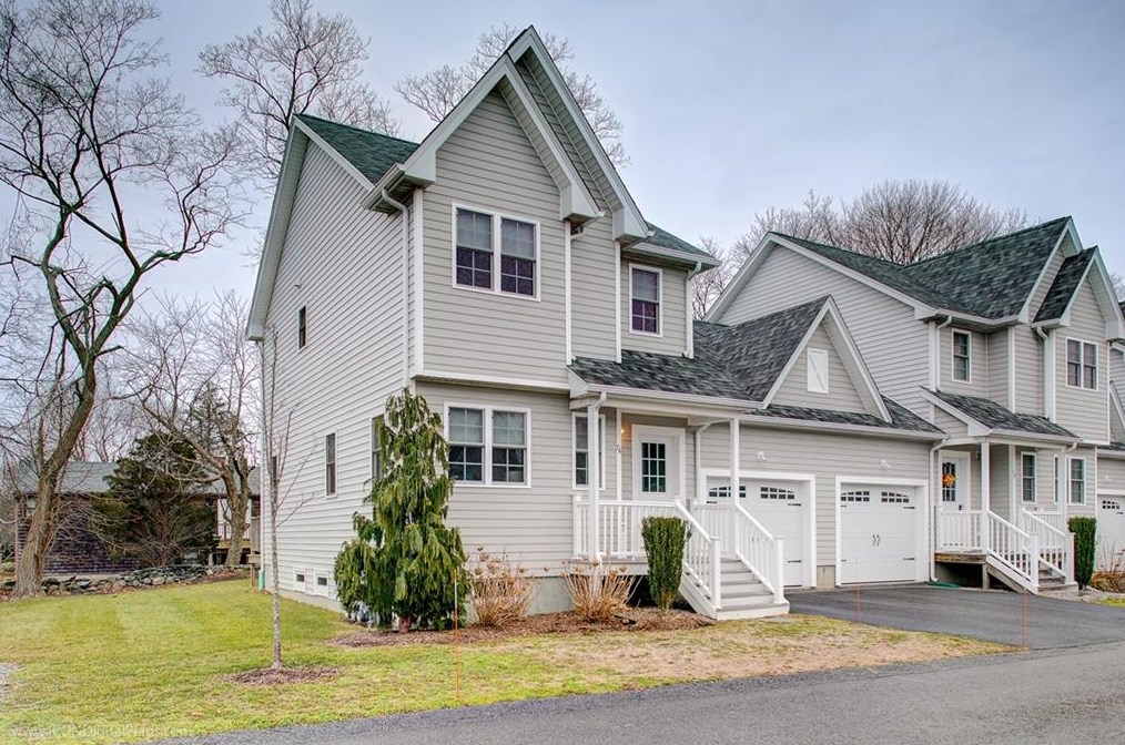76 Seafare Ln, Portsmouth, RI 02871