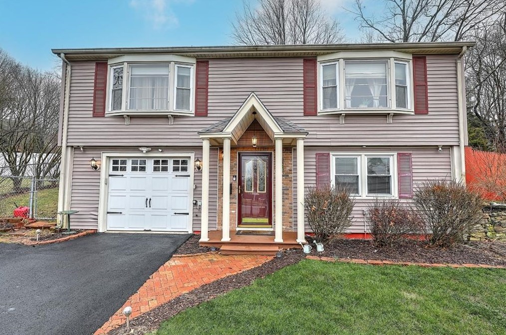 716 Knollwood Dr, Woonsocket, RI 02895