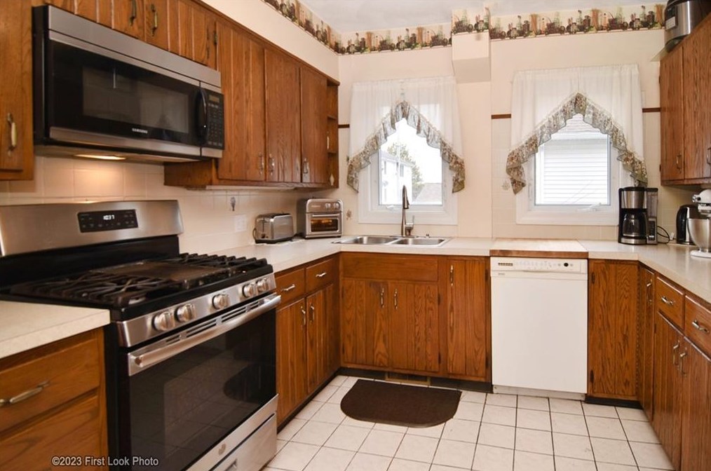 14 Loveday St, Providence, RI 02908