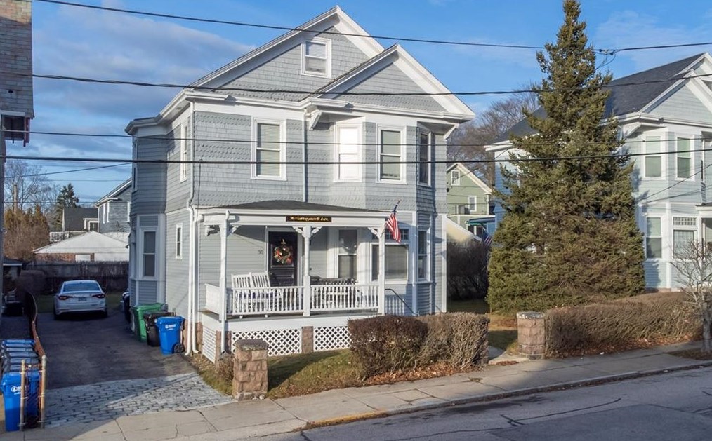 30 Narragansett Ave, Middletown, RI 02840