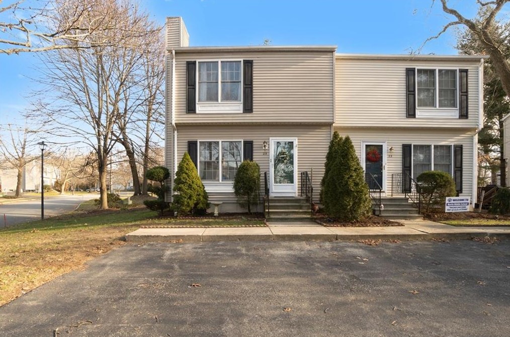 25 Wood Hollow Ln, East Providence, RI 02916 exterior