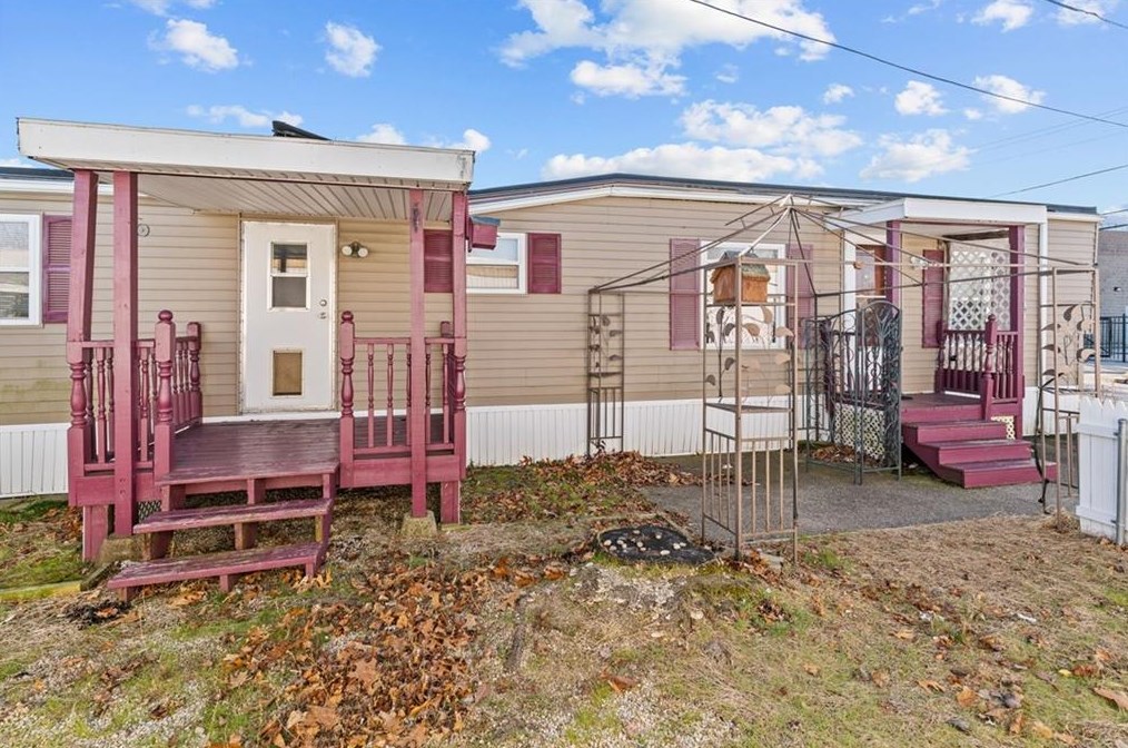 180 Courtney Ave, Pawtucket, RI 02861-4303