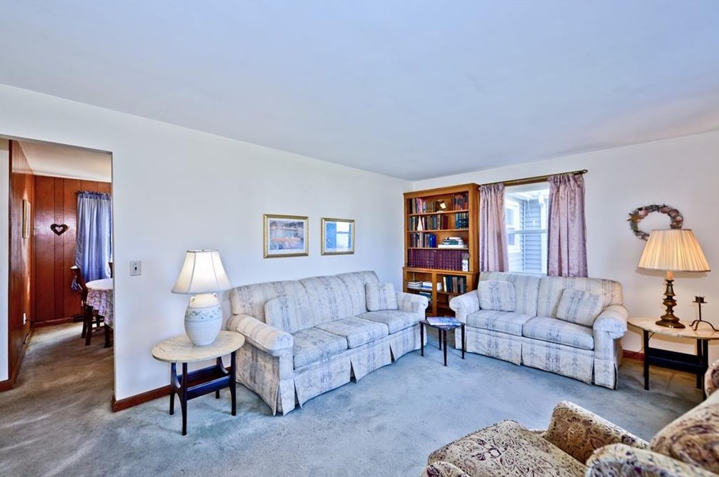 34 Sequoia Ln, Portsmouth RI  02871-2808 exterior