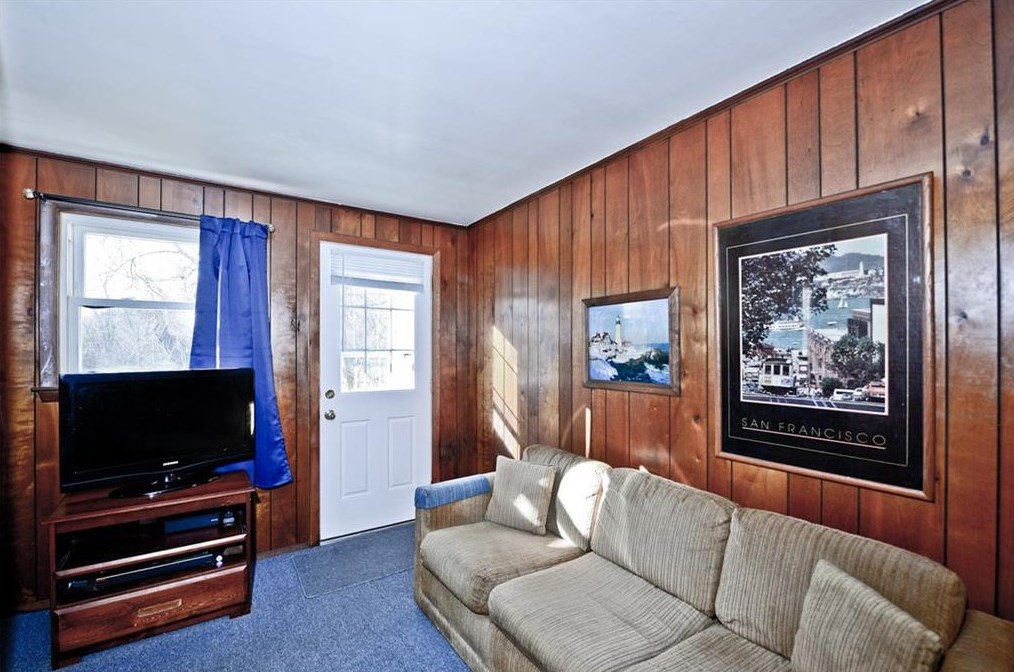 34 Sequoia Ln, Portsmouth RI  02871-2808 exterior