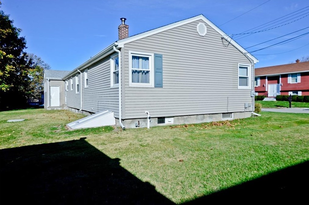 34 Sequoia Ln, Portsmouth RI  02871-2808 exterior
