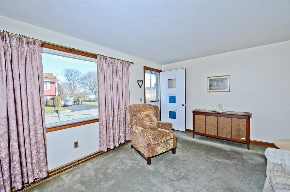 34 Sequoia Ln, Portsmouth RI  02871-2808 exterior
