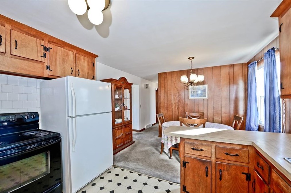 34 Sequoia Ln, Portsmouth RI  02871-2808 exterior