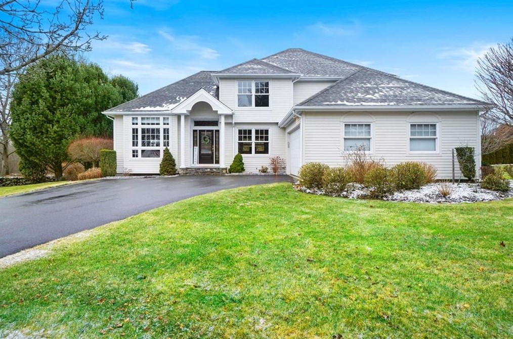 1 Graywood Dr, Lincoln, RI 02865