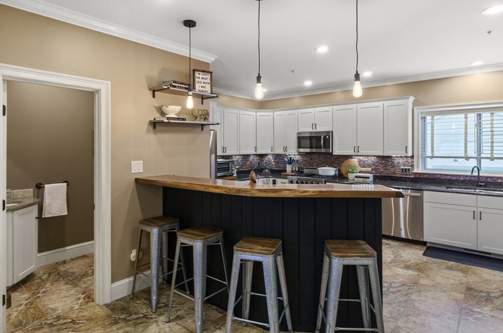 46 Clemence St, Cranston, RI 02920-2513