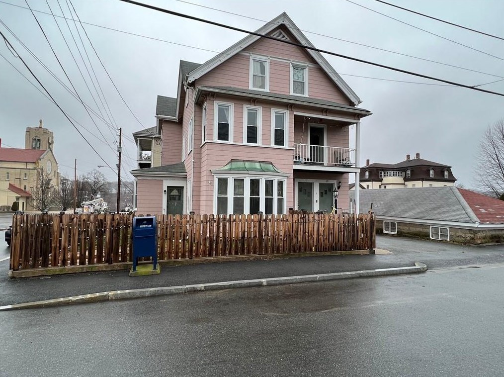 115 Central St, Lincoln, RI 02838