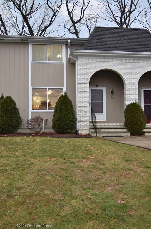 305 Woodside Dr, Providence, RI 02904