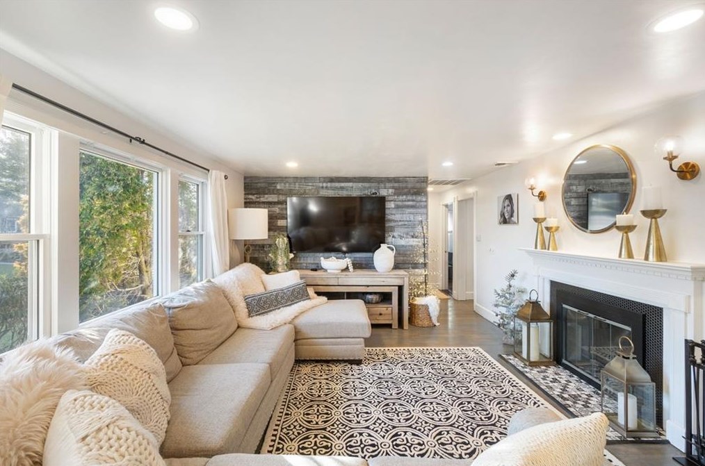 23 Red Cedar Dr, Cranston RI  02920-4621 exterior