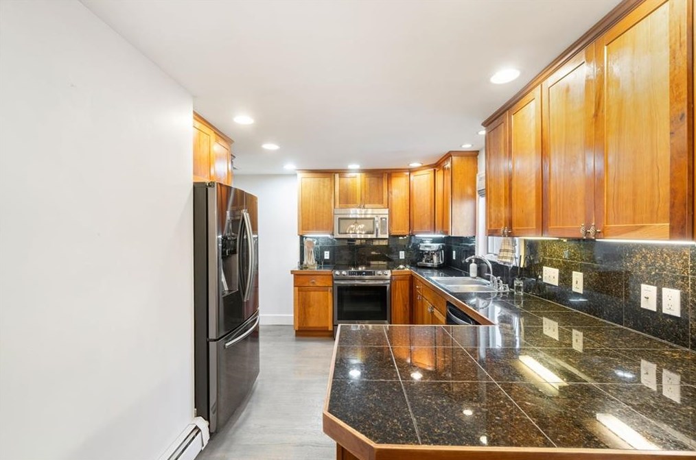 23 Red Cedar Dr, Cranston RI  02920-4621 exterior