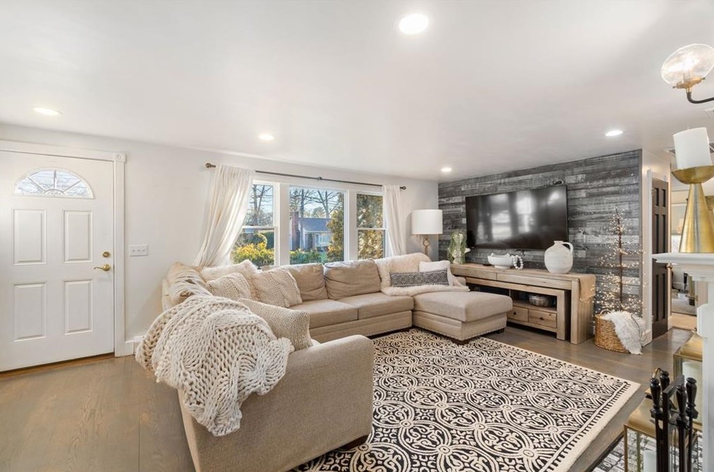 23 Red Cedar Dr, Cranston RI  02920-4621 exterior