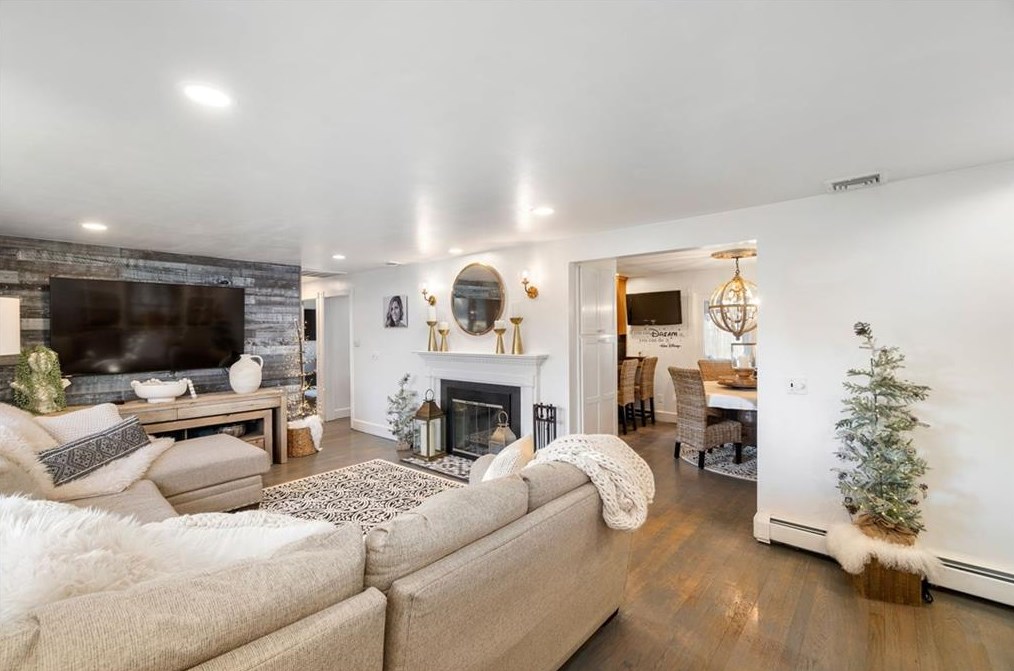 23 Red Cedar Dr, Cranston RI  02920-4621 exterior