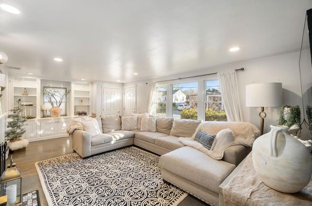 23 Red Cedar Dr, Cranston RI  02920-4621 exterior