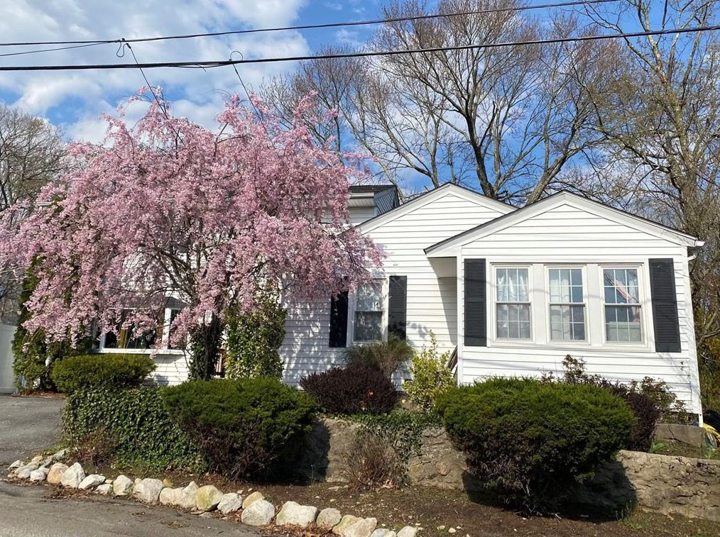 11 Oakhurst Ave, North Providence, RI 02911