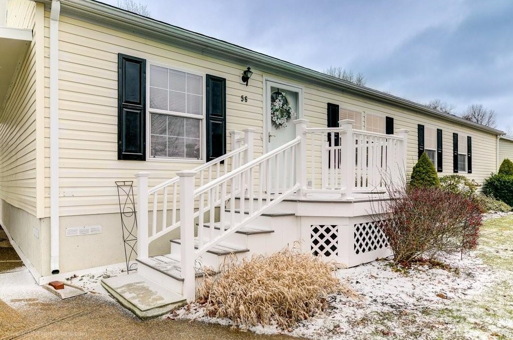 56 Robin Dr, Tiverton, RI 02878