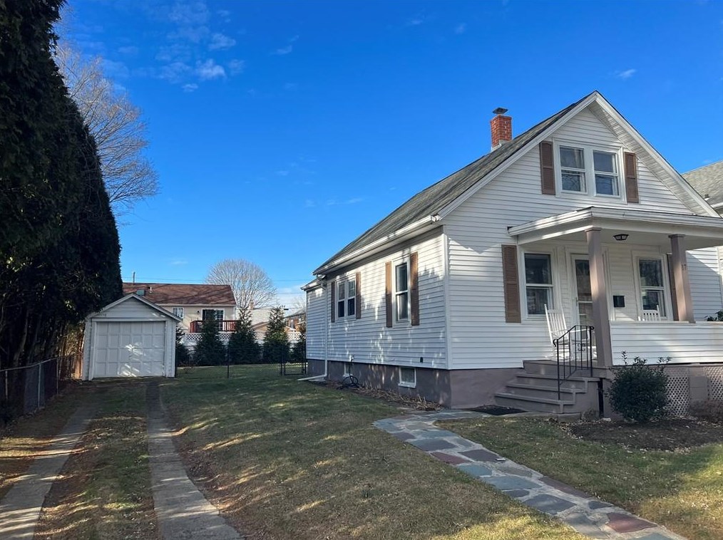 17 Revere Ave, West Warwick, RI 02893