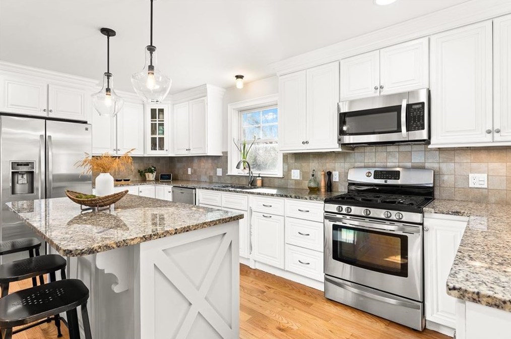 14 Harrison St, Bristol RI  02809-4402 exterior