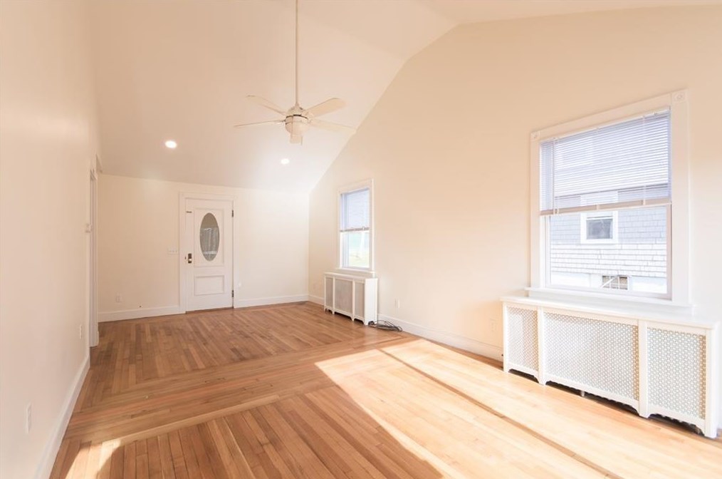 31 Reservoir Rd, Middletown, RI 02842
