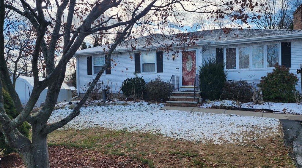 201 Rutland St, Cranston, RI 02920-4850