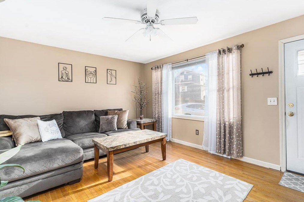 17 Warren Ct, Cranston, RI 02920-1542