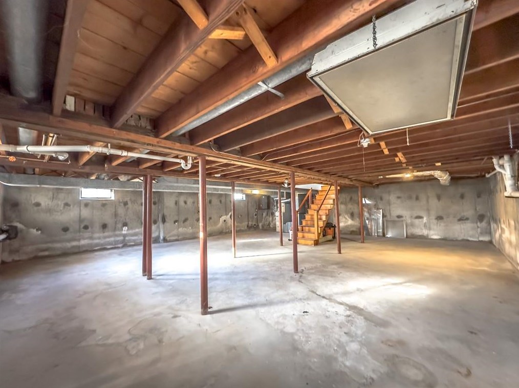 166 Meshanticut Valley Pkwy, Cranston RI  02920-3964 exterior