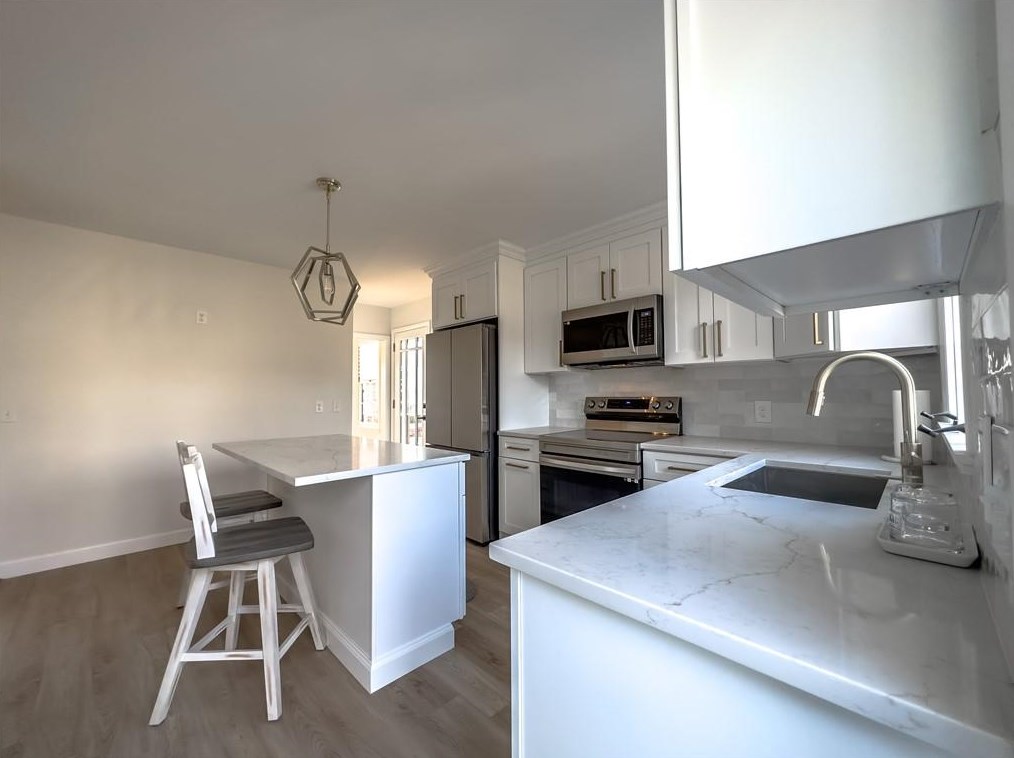 166 Meshanticut Valley Pkwy, Cranston RI  02920-3964 exterior