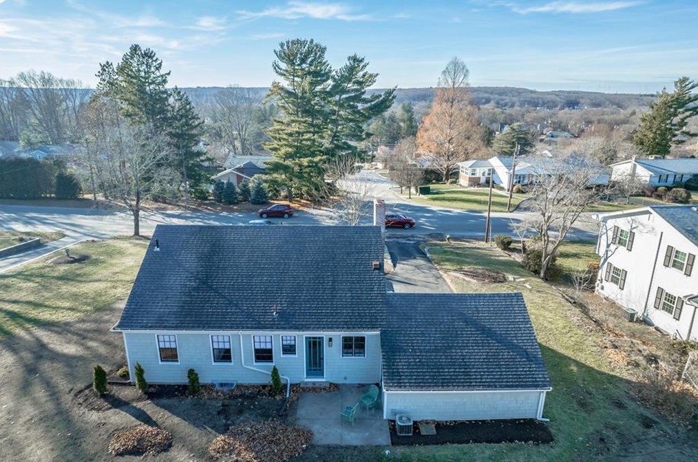 166 Meshanticut Valley Pkwy, Cranston RI  02920-3964 exterior