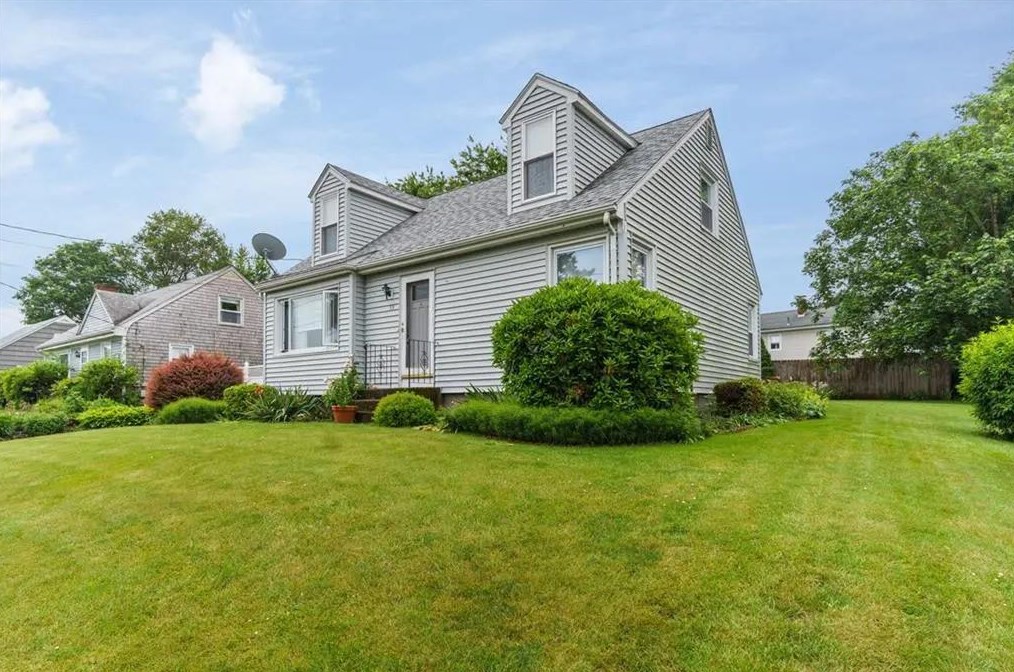 55 Douglas Ave, Portsmouth RI  02871-4309 exterior